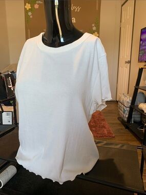 #128 Women's White Ribbed Short Sleeve Tee - Classic Everyday Essential